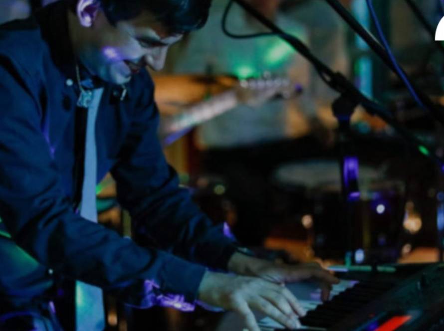 Top Tips for Hiring a Live Singer for Weddings